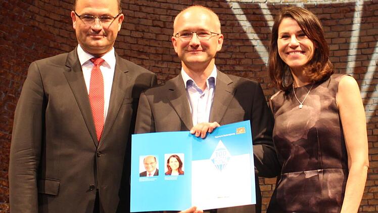 Albert Füracker (l.) und Marion Kiechle gratulieren Christian Plätzer und dem Heimatmuseum Höchstadt. Foto: Yannick Hupfer