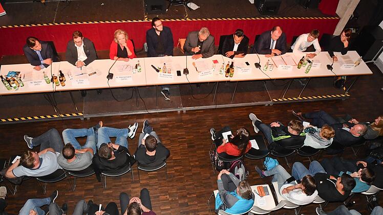 Die Kandidaten während der Diskussion: Michael Meister (AfD), Christian Enz (FW), Alexandra Hiersemann  (SPD), Christian Bauriedel und Andreas Dorsch (FT-Redakteure),   Boulent Ekrem (FDP), Walter Nussel (CSU), Lukas Eitel (Die Linke), Astrid Marschall (Die Grünen).Ronald Rinklef