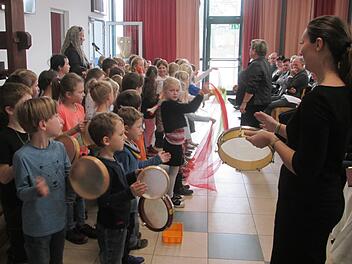 Mit Musik und Gesang wurde die Sanierung der  Johannes-Petri-Schule gefeiert. Fotos: Winfried Ehling