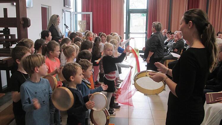 Mit Musik und Gesang wurde die Sanierung der  Johannes-Petri-Schule gefeiert. Fotos: Winfried Ehling