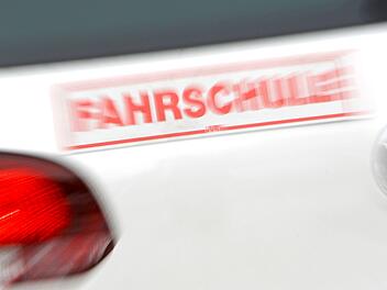 Vorfahrtsunfall im Kreis Ansbach: 16-J&auml;hrige bei Fahrpr&uuml;fung leicht verletz