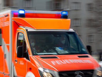 Schwangere Fahrerin gegen Auto geschleudert - zwei Verletzte