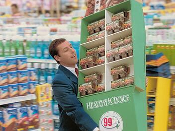 Barry Egan (Adam Sandler) kauft gro&szlig;e Mengen Pudding, um eine Million Vielfliegermeilen zu sammeln.