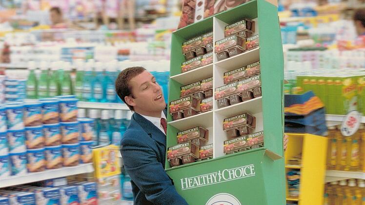 Barry Egan (Adam Sandler) kauft gro&szlig;e Mengen Pudding, um eine Million Vielfliegermeilen zu sammeln.