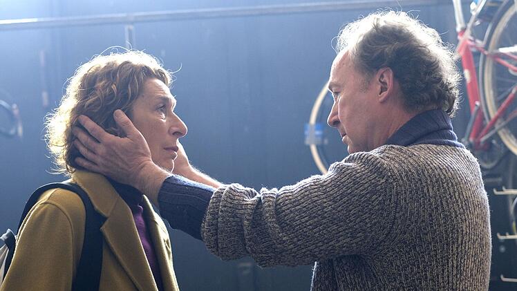 Ganz starke Szene: Nach 35 Jahren treffen Josefa (Adele Neuhauser) und ihr bester Freund Blume (Ulrich Noethen) wieder aufeinander. Es ist ein emotionales Wiedersehen - und doch auch mit Vorw&uuml;rfen verbunden.