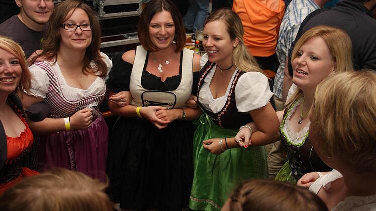 Dorfrocker-Fans in der angemessenen Bekleidung