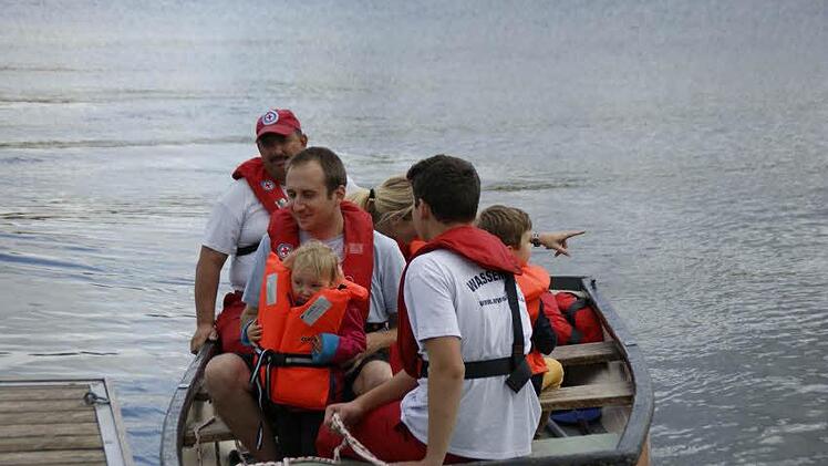 Viel zu tun hatte die Wasserwacht, die Bootsfahrten über den Sander Baggersee anbot.