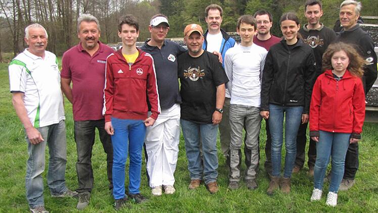 Unser Bild zeigt (von links) den stellvertretenden Gaubogenreferenten Erhard Happ, Werner Schuldheis, Maximilian Mayer, Oliver Stein, Michael Rundell, Jürgen Wohlfart, Steven Schultz, Stefan Weger, Valerie Stichler, Michael Dörr, Joachim Metz und Stefanie Röder. Foto: Koch