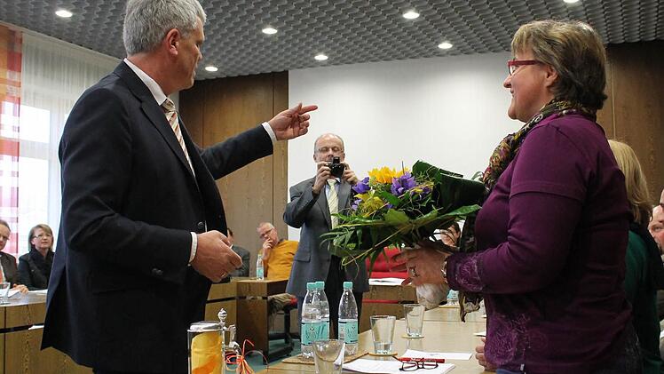 Bürgermeister Bernhard Storath (links) verabschiedet Marktgemeinderätin Karin Burkheiser .