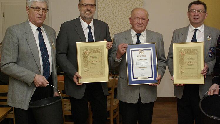 Edwin Fella (links) und Albert Schäfer (rechts) sind eifrige Helfer bei der Schulhaus-Sanierung; Franz Baumer (2. von links) und Richard Koch (2. von rechts) sind seit 40 Jahren Dirigenten. Otto Koch (Mitte) erhielt für seine Verdienste die Ehrenmitgliedschaft.   Foto: Winfried Ehling