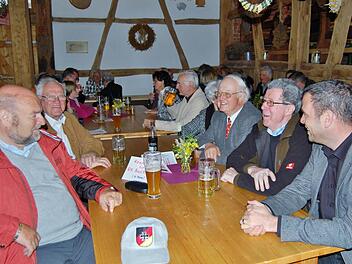 Zweiter Bürgermeister Anton Schick (rechts) in der Arnshäuser Pfarrscheune im Kreis feiernder Reservisten.  Foto: Sigismund von Dobschütz