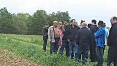 Zwischen Riedelgrube und Rannunger Weg in Ebenhausen kann ein neues Baugebiet entstehen. Der Gemeinderat war vor Ort. Foto: Stefan Geiger