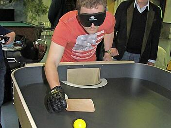 Simon Bienlein (31) kommt aus Weismain und spielt seit über zwei Jahren Blinden-Tischtennis. Dass er das beherrscht, bewies er am neuen Showdown-Tisch im Jugendzentrum "Alte Spinnerei". Fotos: Sonja Adam