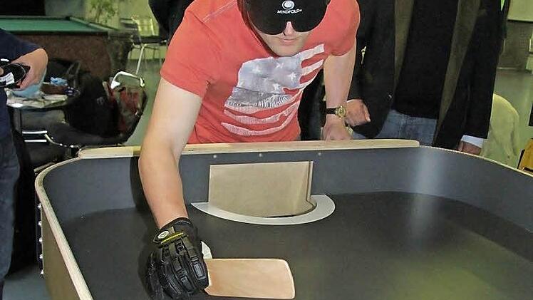 Simon Bienlein (31) kommt aus Weismain und spielt seit über zwei Jahren Blinden-Tischtennis. Dass er das beherrscht, bewies er am neuen Showdown-Tisch im Jugendzentrum "Alte Spinnerei". Fotos: Sonja Adam