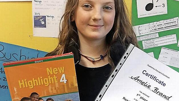 Die Siegerin Amelie Brand mit dem Englischbuch, aus dem sie vorlas.  Foto: Hannah Zenk