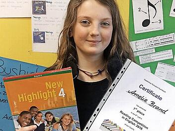 Die Siegerin Amelie Brand mit dem Englischbuch, aus dem sie vorlas.  Foto: Hannah Zenk