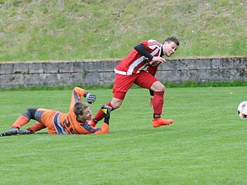 Dieses war der letzte Streich: Simon Bolz trifft zum 9:1 gegen Kitzingens Keeper Florian Nöth. Foto: ssp