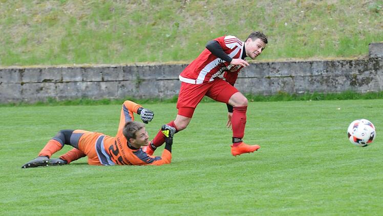 Dieses war der letzte Streich: Simon Bolz trifft zum 9:1 gegen Kitzingens Keeper Florian Nöth. Foto: ssp