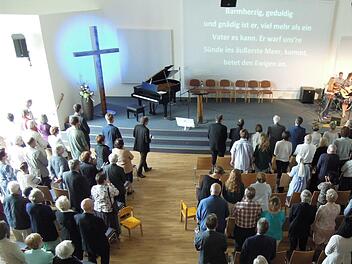 Der neue Gottesdienstraum am Max-Böhme-Ring bietet nun bis zu 360 Personen eine Sitzplatz. Im alten Gemeindehaus am Schillerplatz mussten manche Gottesdienstbesucher wegen der fehlenden Plätze schon einmal stehen. Fotos: Edwin Meißinger