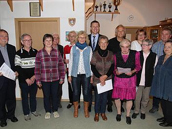 Die Dorfgemeinschaft Kipfendorf-Thierach zeichnete langjährige Mitglieder mit der bronzenen und silbernen Ehrennadel aus. Foto: Desombre