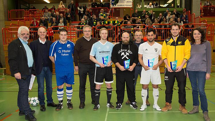 Ehrungen gab es nach der Bezirksmeisterschaft: (von links) Bezirksspielleiter Gerald Schwan, Ulrich Krügel (Lotto Bayern), Marcel Kutzelmann (bester Torschütze), Thomas Unger (BV), Marc Werner (bester Torschütze), Andreas Scherbel (Stockheim, bester Torwart), Kreisspielleiter Egon Grünbeck, Tayfun Özdemir (bester Spieler), ein Vertreter der TuS Schauenstein (fairste Mannschaft) und Birgit Reichardt (Kulmbacher).