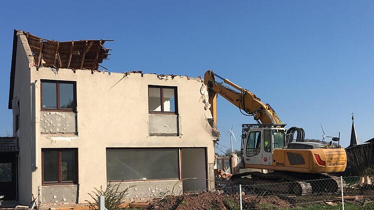 In Haard wird das ehemalige Lehrerwohnhaus abgerissen. Hier sollen g&uuml;nstige Mietwohnungen gebaut werden. Foto: Kerstin V&auml;th