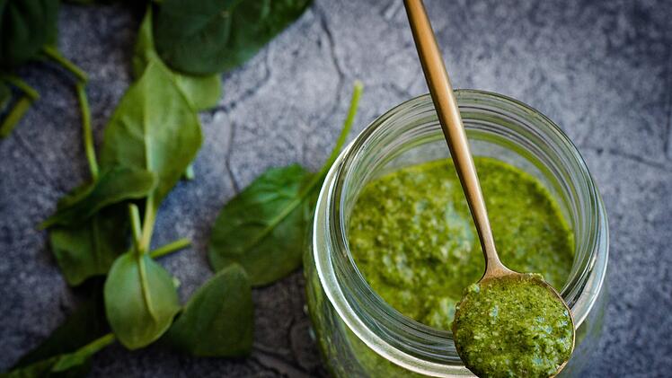 Ein Pesto ist etwas Feines - sofern es selbstgemacht ist. Foto: LyubovKardakova/pixabay.com