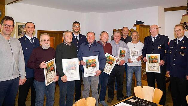 B&uuml;rgermeister J&uuml;rgen G&auml;belein (links) sowie KBM Tobias Winterbauer (rechts) mit den Jubilaren der FFW Trainau