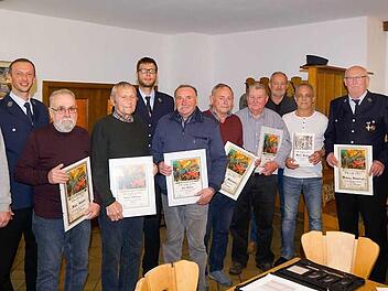 B&uuml;rgermeister J&uuml;rgen G&auml;belein (links) sowie KBM Tobias Winterbauer (rechts) mit den Jubilaren der FFW Trainau