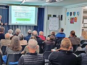 &Uuml;ber PV-Anlagen auf dem Dach und an Balkonen informierte Referent Lothar Balling in M&uuml;nnerstadt.