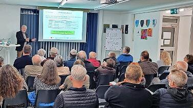 Über PV-Anlagen auf dem Dach und an Balkonen informierte Referent Lothar Balling in Münnerstadt.