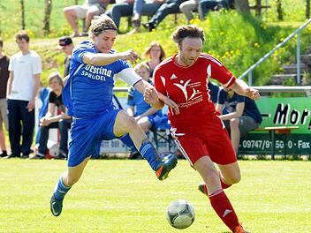 Im gestreckten Galopp: Kothens Marco Kraus (links) bei der Verfolgung des Schondraers Timo Schneider, der einen Treffer zum Sieg seiner Farben beisteuert. Foto: ssp