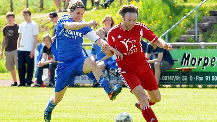 Im gestreckten Galopp: Kothens Marco Kraus (links) bei der Verfolgung des Schondraers Timo Schneider, der einen Treffer zum Sieg seiner Farben beisteuert. Foto: ssp