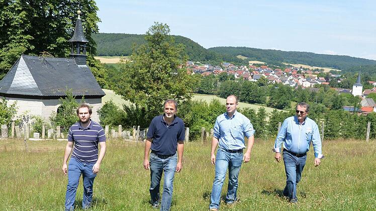 Sie kommen aus dem Steigerwald und wollen ihre Mitbewohner von den vielfältigen Vorteilen eines Nationalparks überzeugen: Johannes Schnös, Manfred Reinhart, Benedikt Schmitt und Helmut Weilbach (v. l.) am Klebheimer Berg. Von dort hat man einen wunderschönen Blick auf die Häuser von Untersteinbach und die Hänge des Nordsteigerwald. Foto: Ronald Rinklef