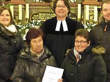 Auf dem Bild von links: Kirchenchorvorsteherin Andrea Kröner, Jubilarin Nelly Müller, Pfarrerin Alina Ell-gring, Anni Thiel und Chorleiter Andreas Thiel Foto: privat