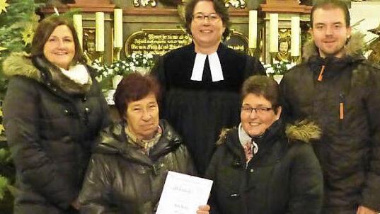 Auf dem Bild von links: Kirchenchorvorsteherin Andrea Kröner, Jubilarin Nelly Müller, Pfarrerin Alina Ell-gring, Anni Thiel und Chorleiter Andreas Thiel Foto: privat