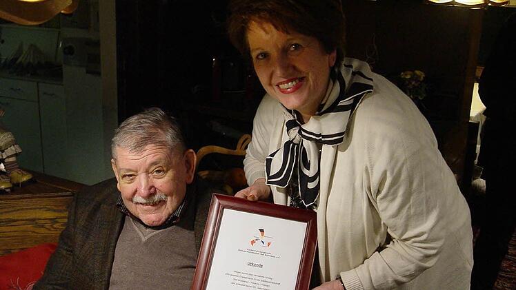 Karl Oswald erhielt von Bürgermeisterin Brigitte Meyerdierks eine Urkunde über die Ehrenmitgliedschaft im Verein und zudem ein nachträgliches Geschenk zu seinem 85. Geburtstag. Er ist seit Beginn der Städtepartnerschaft mit Ancenis aktiv dabei, sozusagen ein Gründungsmitglied. Foto: Brigitta Kempe-Wolf