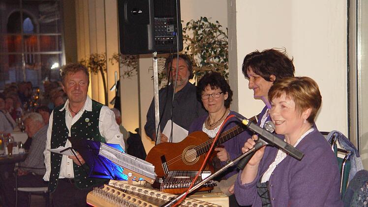 Mit Hackbrett, Zither, Gitarre und Gesang spielte die "Stubenmusik Geisa"etwas leiser, aber mit wunderschönem Klang. Foto: Brigitta Kempe-Wolf
