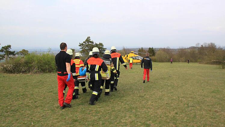 Die verletzte 66-Jährige aus dem Landkreis Erlangen-Höchstadt wurde mit einem Rettungshubschrauber abtransportiert.  Foto: Matthias Einwag