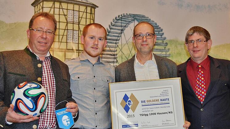 Die Vorsitzenden Wolfgang Lutz (von links) und Alwin Minnich sowie Ehrenamtsbeauftragter Jürgen Fichtl nehmen die Goldene Raute von BFV-Funktionär Klaus Eisenmann entgegen.  Foto: Dobschütz