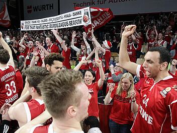 Die Süd-Tribüne steht Kopf: Die Spieler feiern mit den Fans das Ende einer fantastischen Euroleague-Saison. Foto: sportpress