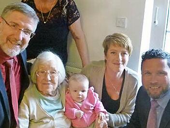 War das eine Überraschung, als Landrat Michael Busch (links) und Bürgermeister Martin Finzel (rechts) auftauchten, und Lotte Schardt (Mitte, mit Heidi Kaschny, hinten links, und Tanja Stöhr mit Nachwuchs, rechts) zum Geburtstag gratulierten. Foto: Lothar Weidner