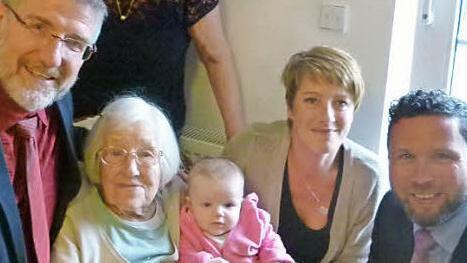 War das eine Überraschung, als Landrat Michael Busch (links) und Bürgermeister Martin Finzel (rechts) auftauchten, und Lotte Schardt (Mitte, mit Heidi Kaschny, hinten links, und Tanja Stöhr mit Nachwuchs, rechts) zum Geburtstag gratulierten. Foto: Lothar Weidner