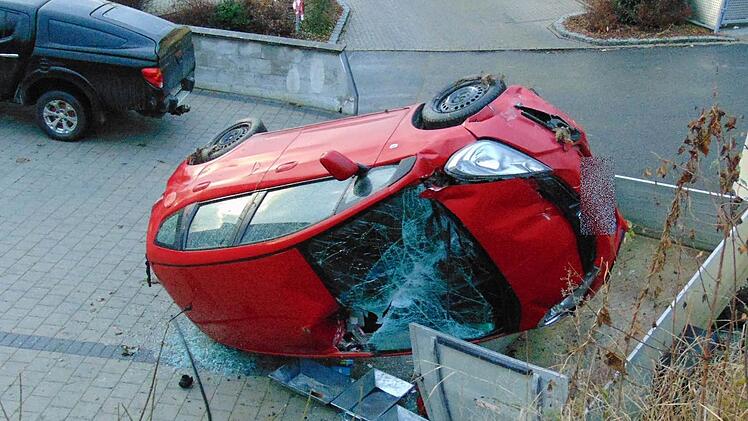 Diese Böschung stürzte das Auto hinab. Foto: Petra Malbrich