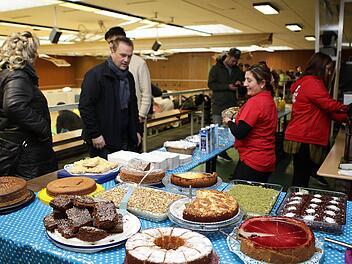 Alle Jahre wieder... Die Kuchentheke ist beim interkulturellen Hallenturnier des TSC Bamberg stets gut gefüllt. Fotos: sportpress