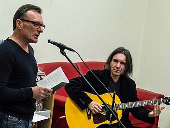 Manfred Kern und Harry Düll (Gitarre) gestalteten eine musikalische Lesung in der Stadtbücherei.Foto: Jochen Berger