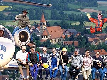 Die Fotomontage wurde für die Festschrift zum 25-jährigen Jubiläum mit allen damaligen Vorständen und Mitgliedern bei ihrem "Rundflug" über die Heimatgemeinde Adelsdorf erstellt. Fotomontage: Stammtisch/privat