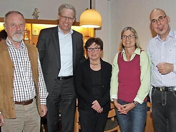 Ulrike Schlichte (2. v. r.) ergänzt die TSH-Führung um Gerd Ankermann (r.), Roland Lessig (l.) und Christa Spitzer. German Hacker hatte die Wahl geleitet. Foto: Richard Sänger
