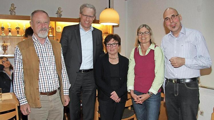 Ulrike Schlichte (2. v. r.) ergänzt die TSH-Führung um Gerd Ankermann (r.), Roland Lessig (l.) und Christa Spitzer. German Hacker hatte die Wahl geleitet. Foto: Richard Sänger