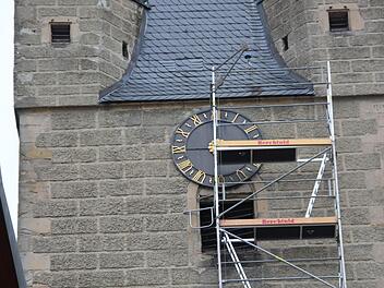 Baustelle mitten in der Stadt: Das Gerüst steht am Zeiler Kirchturm. In luftiger Höhe werden die Uhr und die Glocken repariert.   Klaus Schmitt